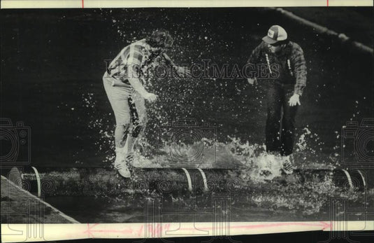 1983 Press Photo The Milwaukee Sentinel Sports-Travel and Boat Show's log roll - Historic Images