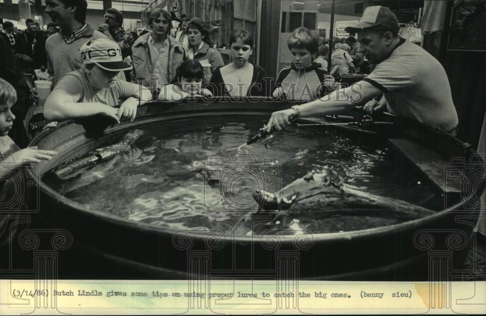 1986 Press Photo Butch Lindle gives tips on proper lures to fish with - Historic Images