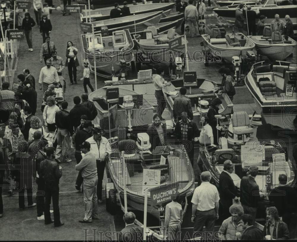 1986 Press Photo Crowds at The Milwaukee Sentinel Sports, Travel and Boat Show - Historic Images