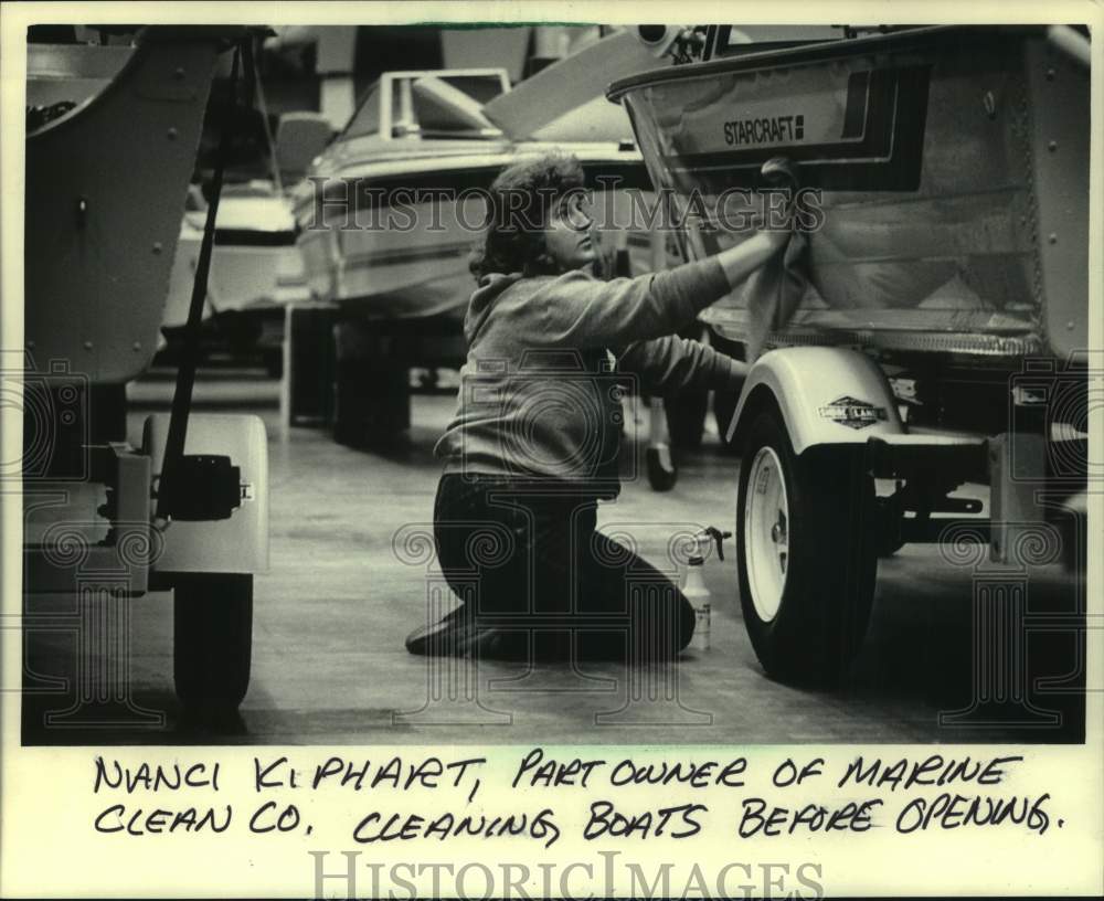 1985 Press Photo Nancy Kiphart cleans boats at The Milwaukee Sports Show - Historic Images
