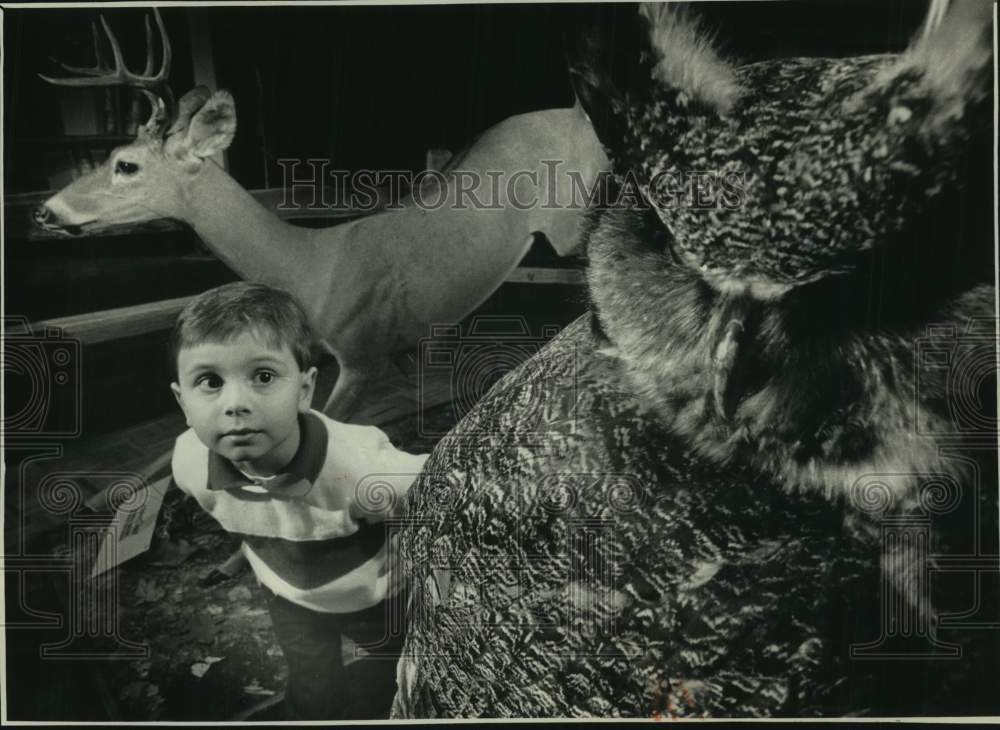 1989 Press Photo Jacob Bartowiak and stuffed animals at Milwaukee Sports Show - Historic Images