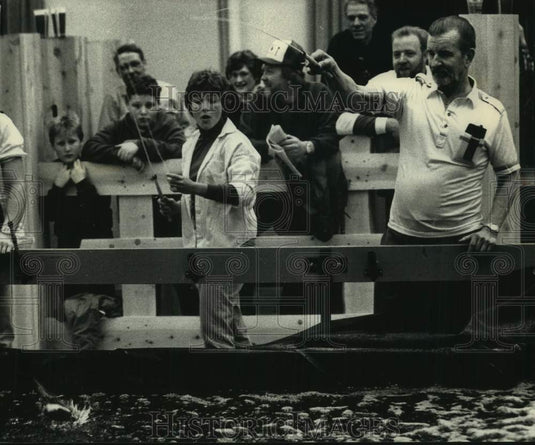 1989 Press Photo Fish-off at the Milwaukee Sentinel Sports Show Fishing Stream - Historic Images