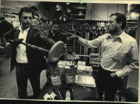 1988 Press Photo Exhibitor at the Milwaukee Sentinel Sports, Travel & Boat Show - Historic Images