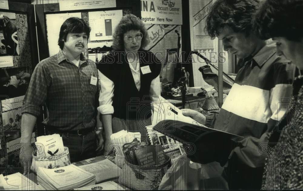 1988 Press Photo Exhibitors hand out information at Milwaukee sports show - Historic Images