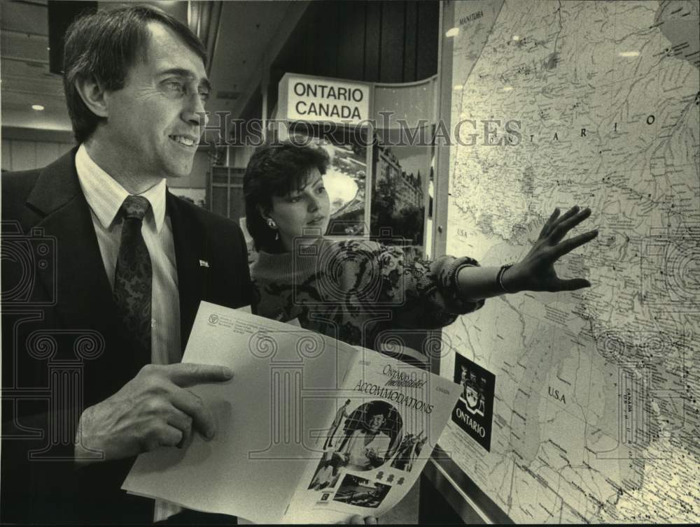 1987 Press Photo Ontario travel specialists staff booth, Milwaukee sport show - Historic Images