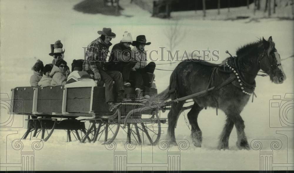 1984 Press Photo Horse-drawn sleigh, Alpine Valley Ski Patrol Winter Carnival - Historic Images