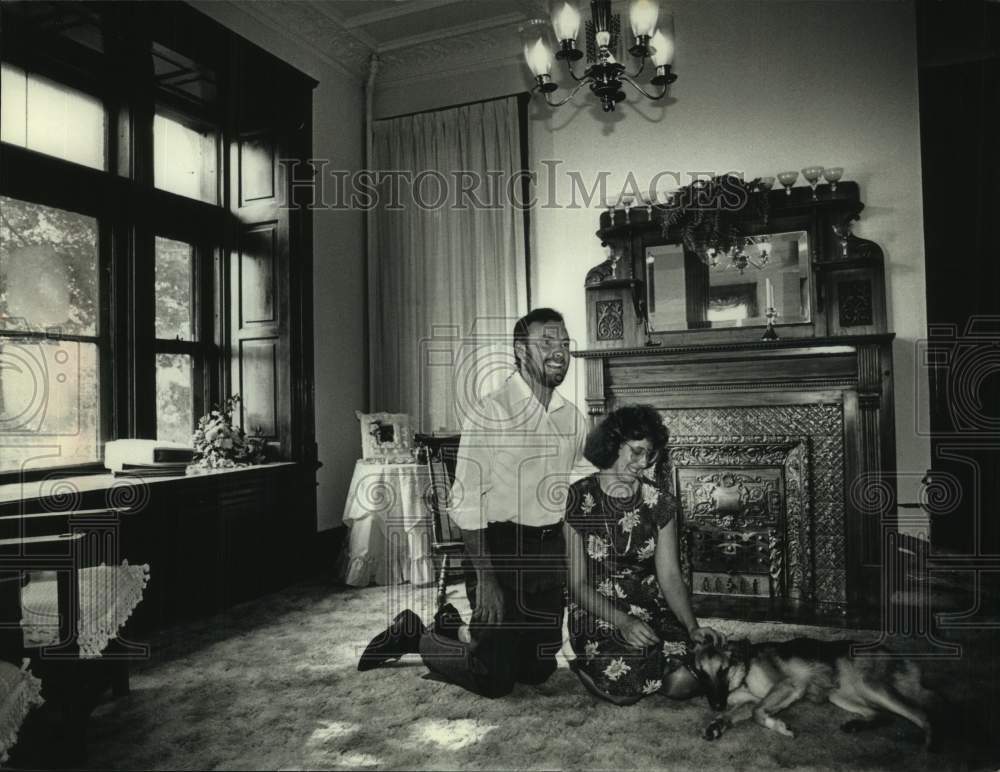 1989 Press Photo Ross Lloyd and Melody Umbs with dog in historic Milwaukee home - Historic Images