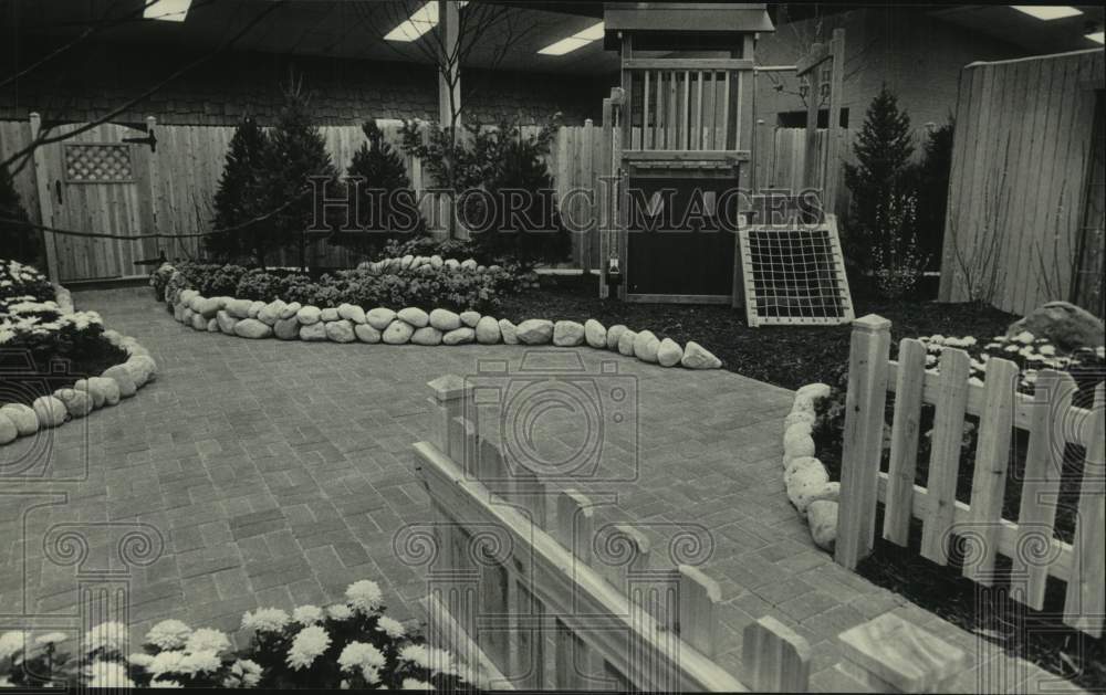 1986 Press Photo Home Show yard with brick patio, fence and flowers - mjc36637 - Historic Images