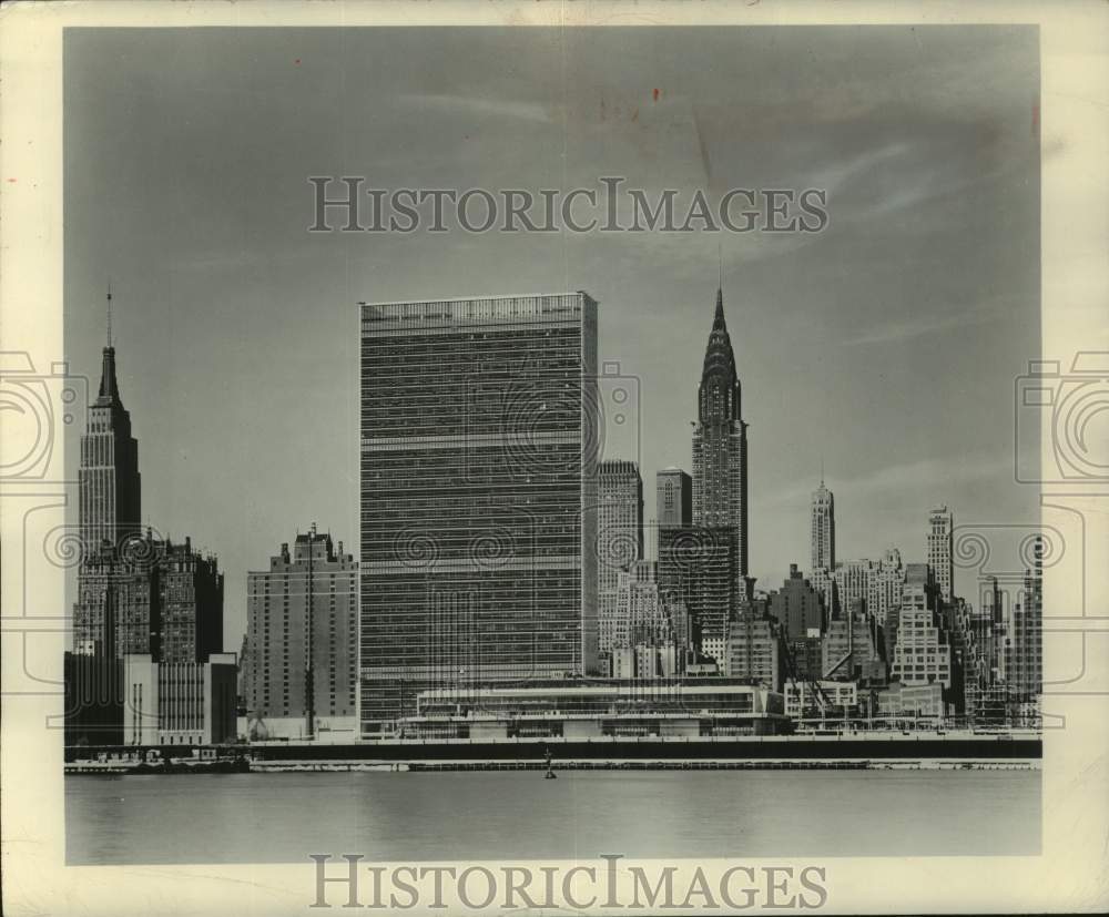 1951 Press Photo View of United Nations headquarters and mid-town Manhattan NY. - Historic Images