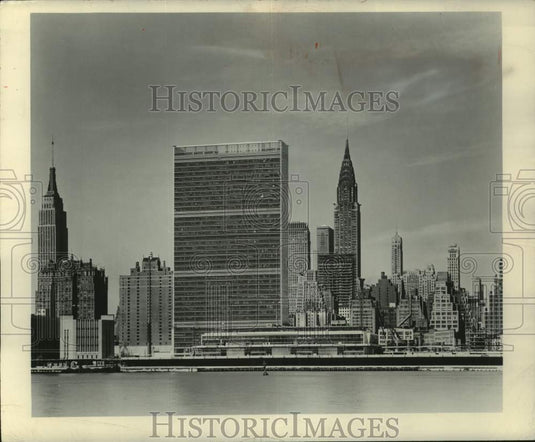1951 Press Photo View of United Nations headquarters and mid-town Manhattan NY. - Historic Images