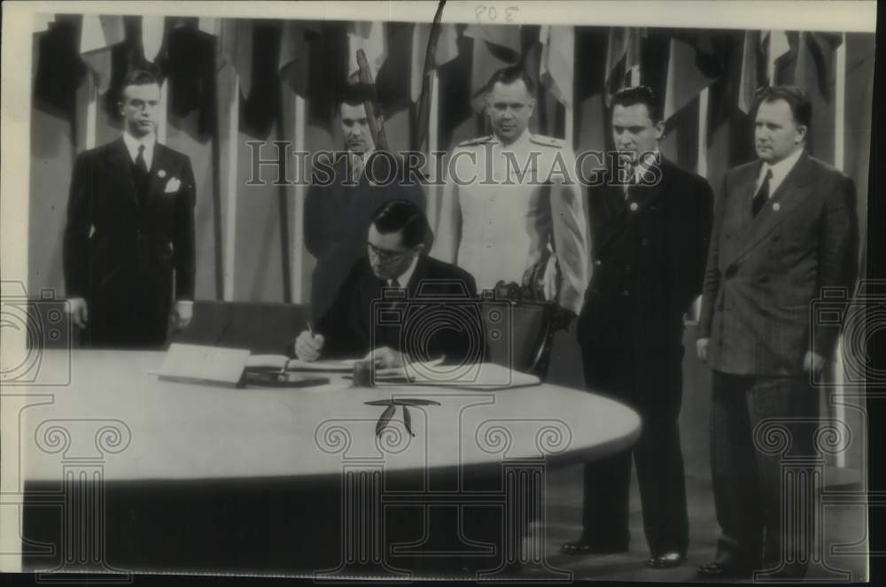 1945, United Nations - Andrei Gromyko Signs Charter - mjc36685 - Historic Images