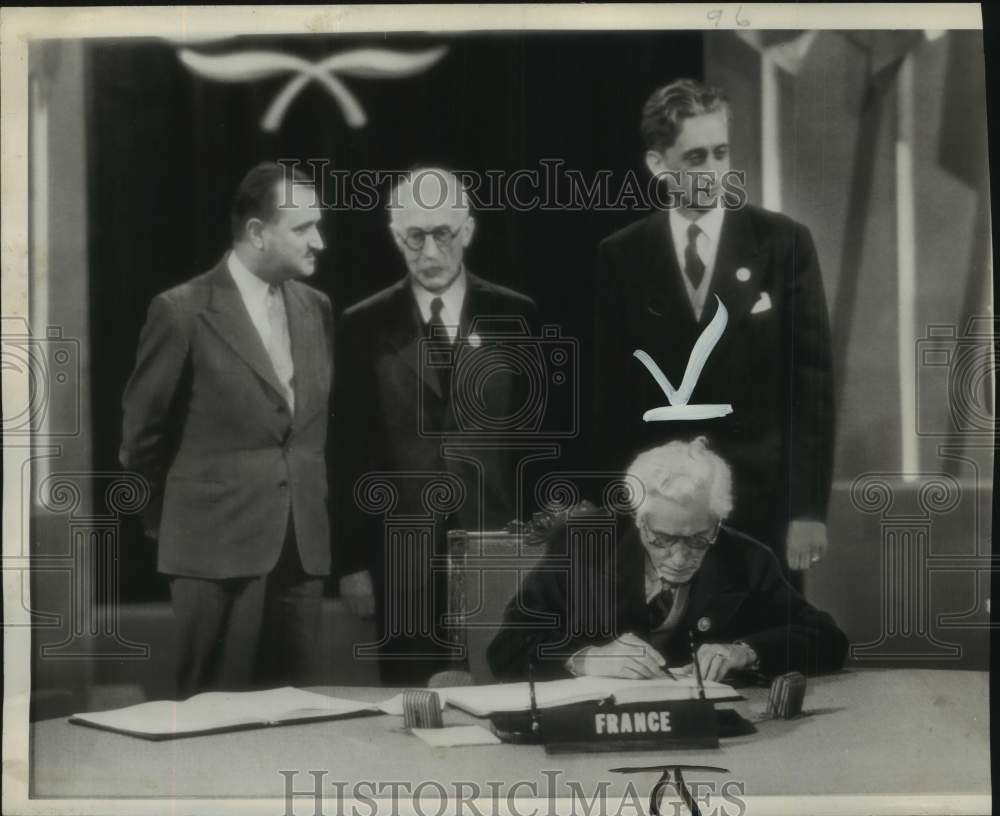 1945 Press Photo United Nations - Joseph Paul-Boncour Signs Charter - mjc36688-Historic Images