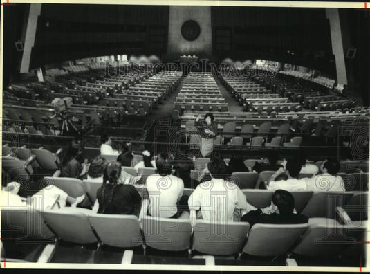 1991 Press Photo A tour guide & students at the United Nations in New York - Historic Images