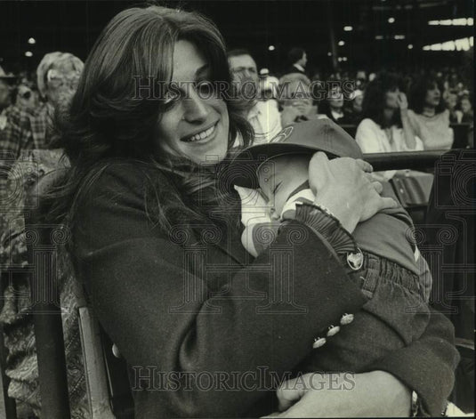 1982 Press Photo Wife of Brewers baseball's Ned Yost, Debbie and their son - Historic Images