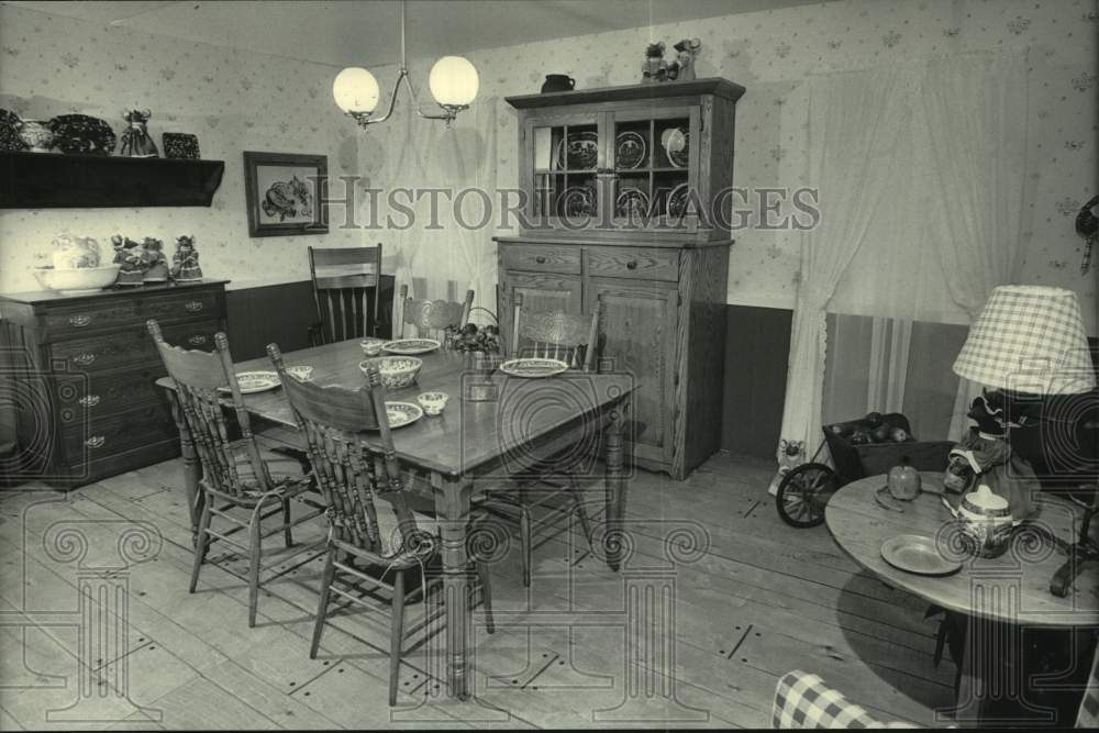 1984 Press Photo An antique-filled dinning room on display at the &#39;84 Home Show - Historic Images