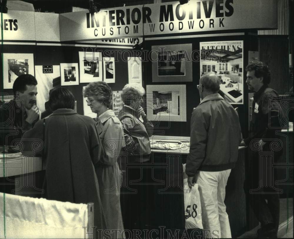 1992 Press Photo Home & Garden Show visitors at Interior Motives Custom Woodwork - Historic Images