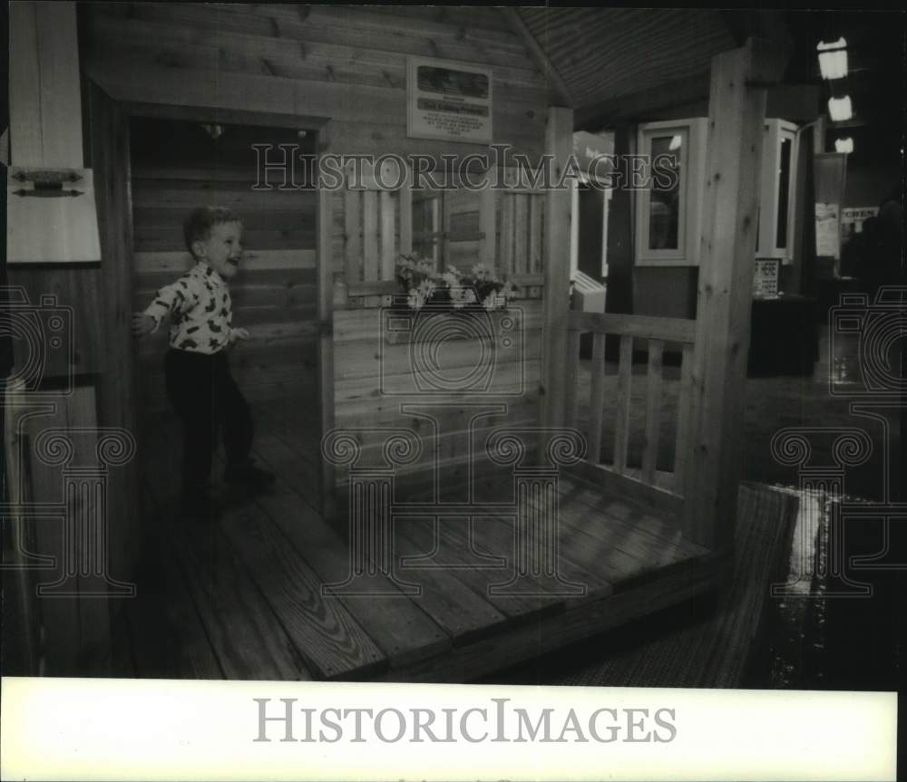 1995 Press Photo Peter Prindiville in playhouse at the Home Improvement Show - Historic Images