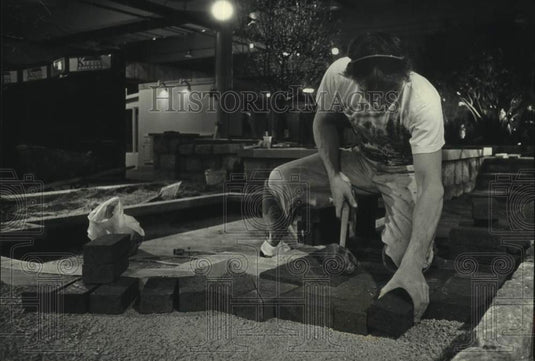 1993 Press Photo Chuck Milbrath at work for the Realtors' Home & Garden Show - Historic Images