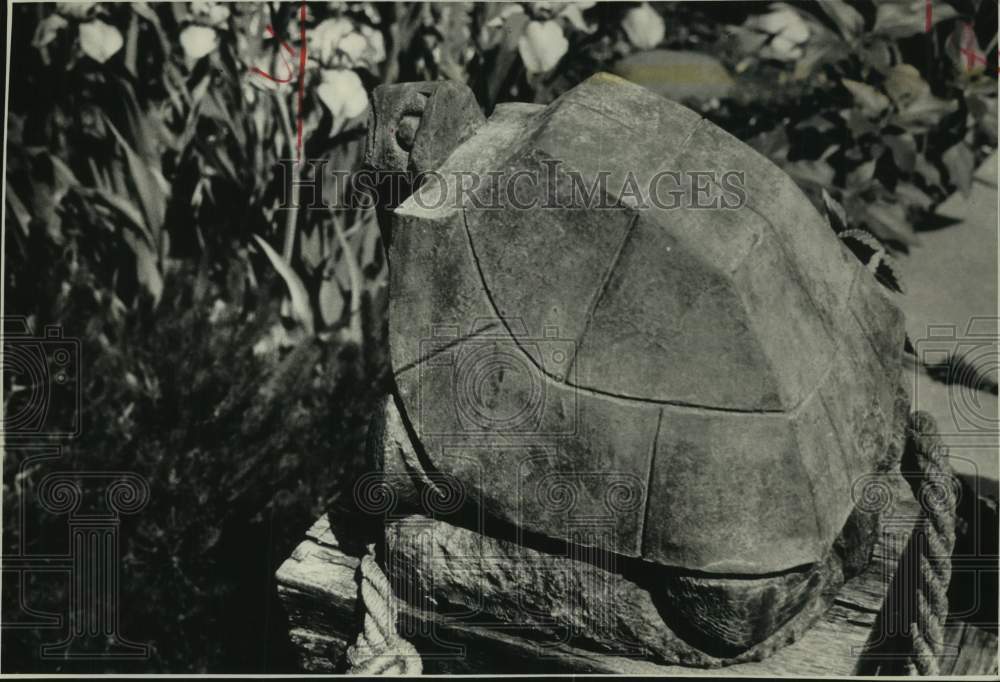 1989 Press Photo A bronze turtle by June Newak Wusson displayed at the Home Show - Historic Images