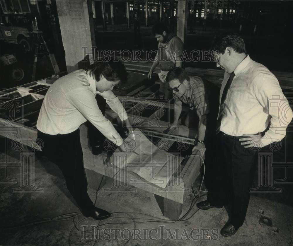 1989 Press Photo Kujawa Enterprises works on Japanese garden for Home Show - Historic Images