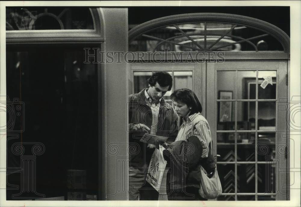 1990 Press Photo Bill and Vickie Erickson study a brochure, Realtor's Home Show - Historic Images