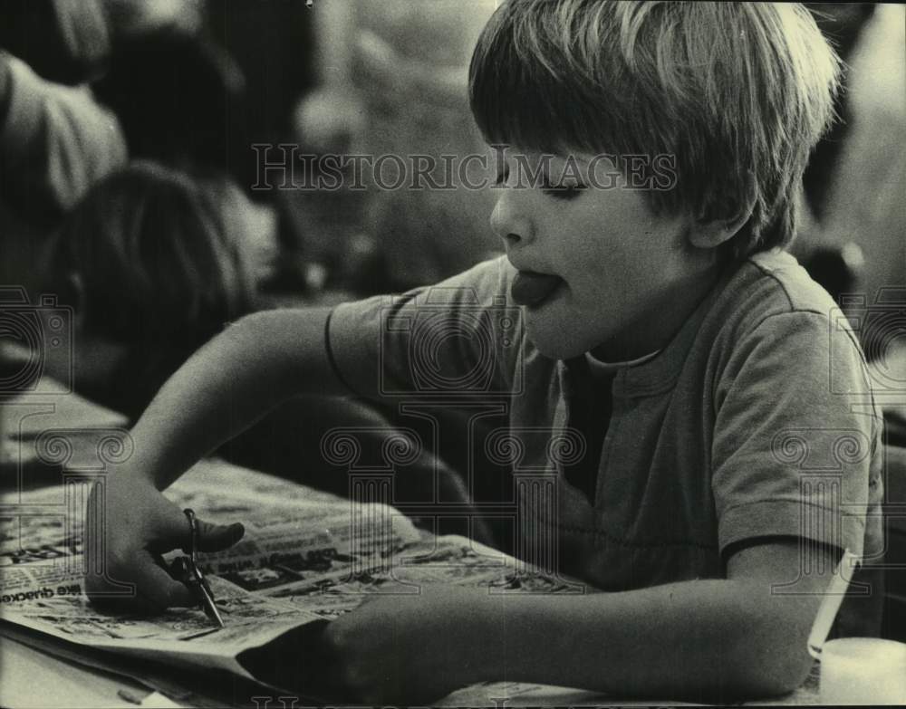 1985 Press Photo First-grader Michael Hjerstedt cuts paper, Wauwatosa schools - Historic Images