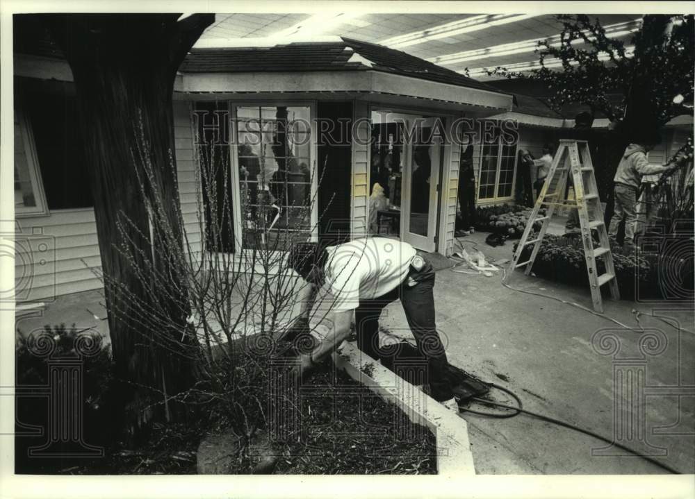 1990 Press Photo Gabe Annunziata works on display at Milwaukee home show - Historic Images