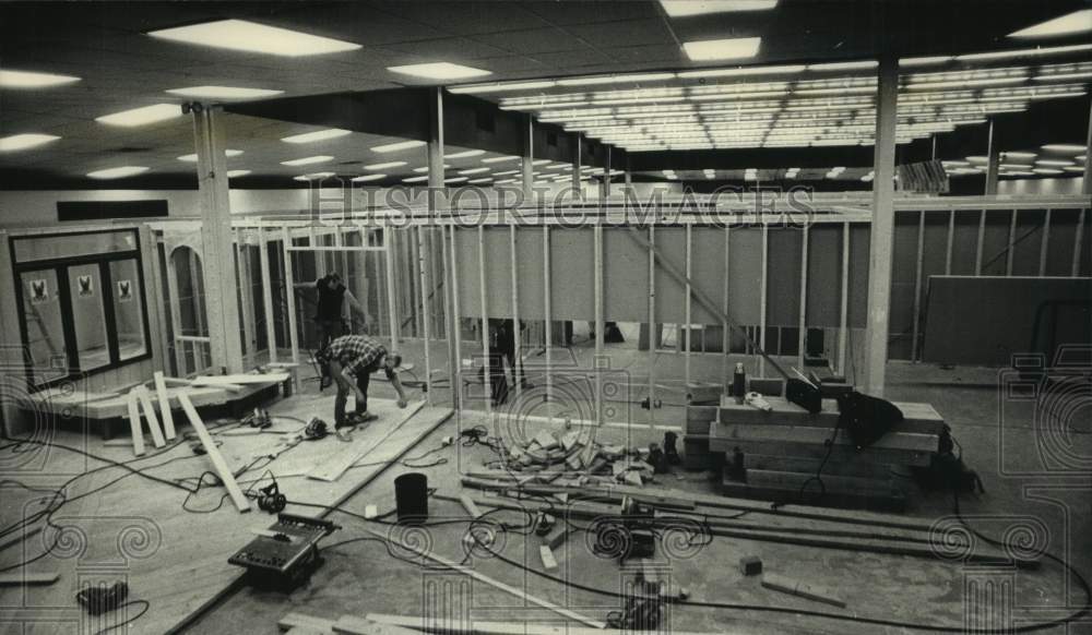 1989 Press Photo Workers assemble Trend House at Milwaukee home show - mjc36807 - Historic Images