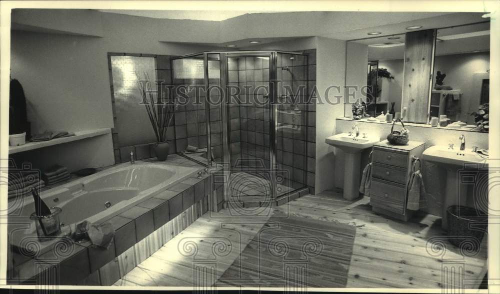 1988 Press Photo Southwest theme bathroom display at Milwaukee home show - Historic Images