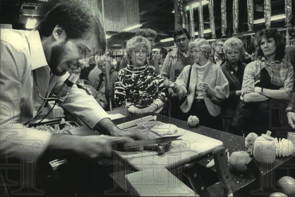 1985 Press Photo Anthony Notaro demonstrates knife, Milwaukee Realtors Home Show - Historic Images