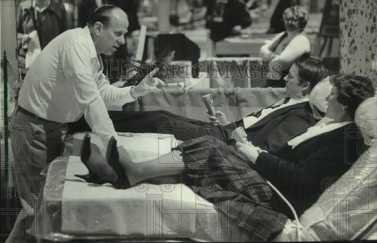 1982 Press Photo Adjustable bed demonstration, Milwaukee Realtors' Home Show - Historic Images