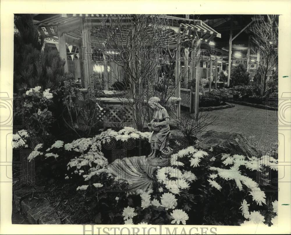 1985 Press Photo Landscape display with gazebo at the Milwaukee Home Show - Historic Images