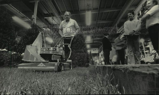 1986 Press Photo Bob Shanahan mows the lawn at Milwaukee Realtors' Home Show - Historic Images