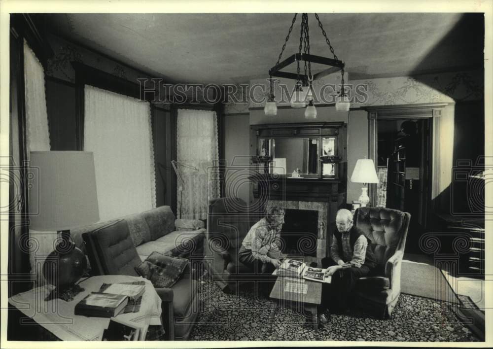 1993 Press Photo Dorothy &amp; Jim Green in their 1895 Queen Anne style Wales home - Historic Images