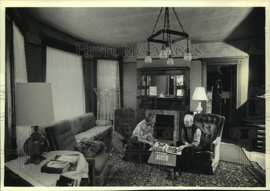 1993 Press Photo Dorothy & Jim Green in their 1895 Queen Anne style Wales home - Historic Images
