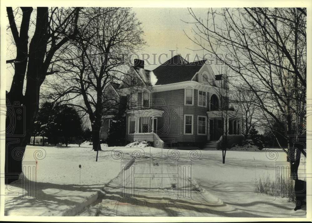 1993 Press Photo Dorothy &amp; Jim Green&#39;s property includes a restoredcoach house - Historic Images