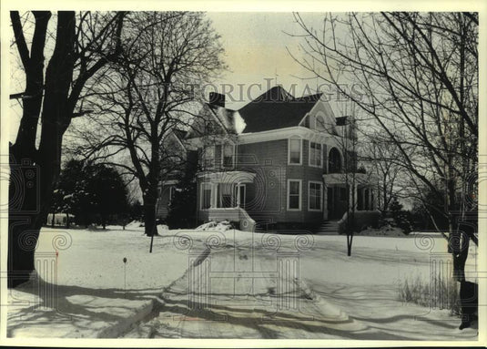 1993 Press Photo Dorothy & Jim Green's property includes a restoredcoach house - Historic Images
