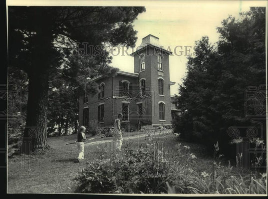 1984 Press Photo Visitors tour the historic Galesville house built in 1874 - Historic Images