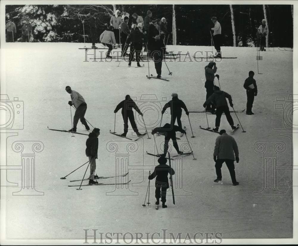 1960 Students of the Milwaukee Journal sponsored free ski school - Historic Images
