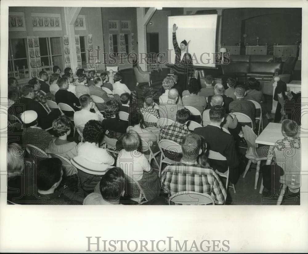1959 1st indoor session of the Milwaukee Journal ski school in 1959 - Historic Images