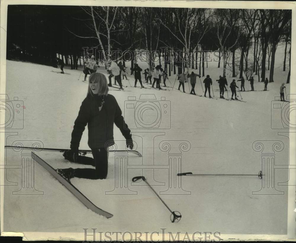 1966 Press Photo Katherine Edwards at the Journal-Park ski school at Currie Park- Historic Images