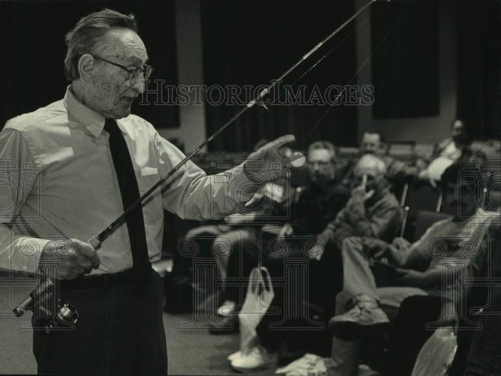 1992 Press Photo Joe Ehrhardt teaches fishing clinic at Milwaukee Sports Show - Historic Images