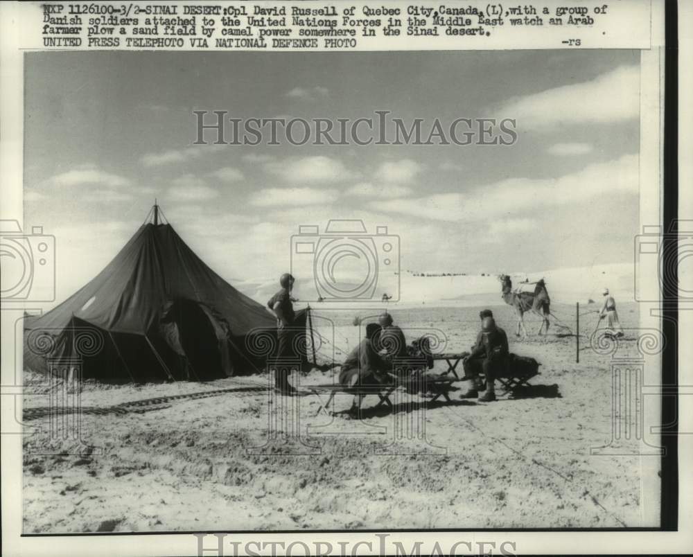 1957 Press Photo David Russell of Quebec City with U.N. troops in Sinai desert- Historic Images