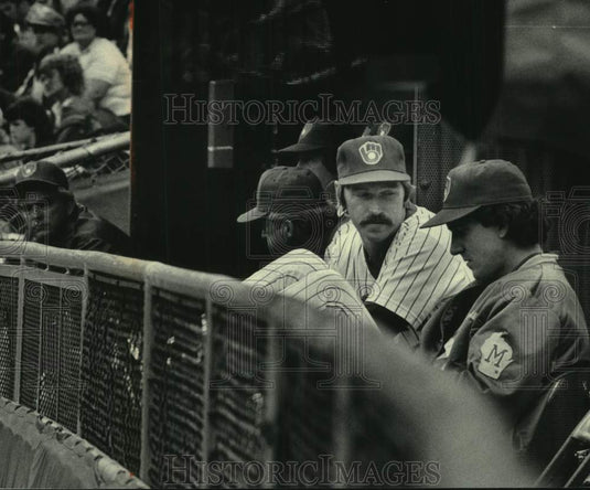 1984 Press Photo Rick Waits chats with Jaime Cocanower Brewers, Milwaukee. - Historic Images