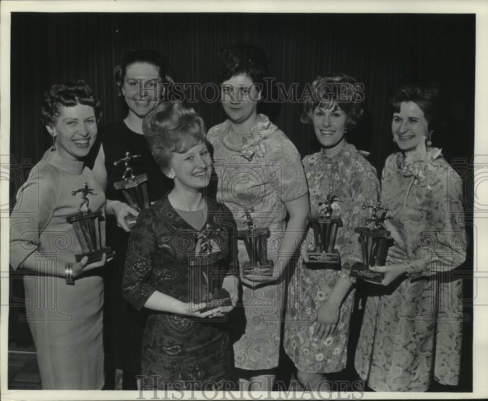 1967 Journal bowlers, The Fouls, came out on top of Women&#39;s league - Historic Images