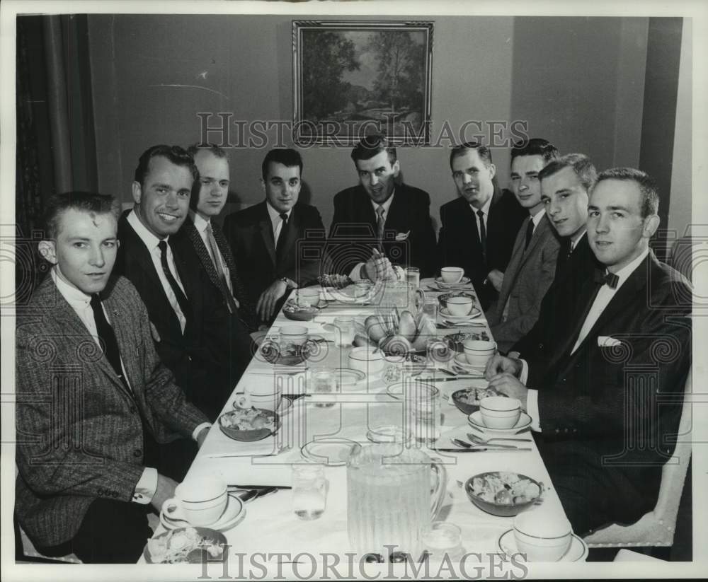 1960 Press Photo Journal Men's Basketball Awards Banquet at the Wisconsin hotel- Historic Images