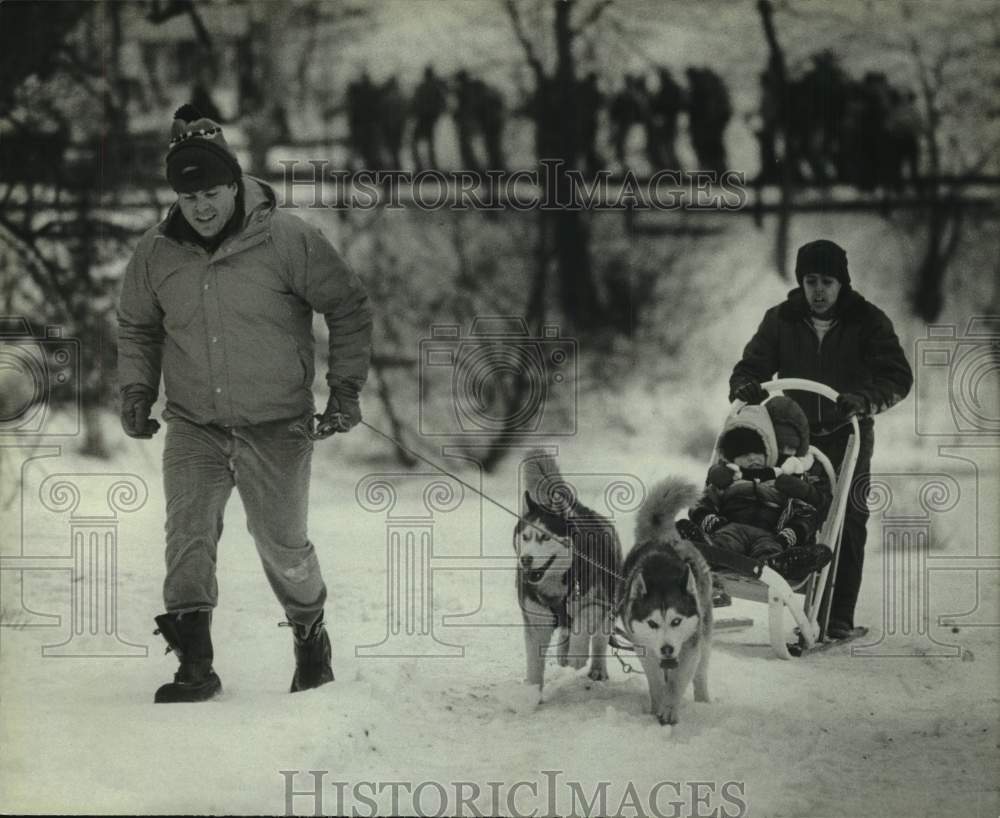 1984 Press Photo Robert Crawford and son give dogsled rides, Alpine Valley - Historic Images