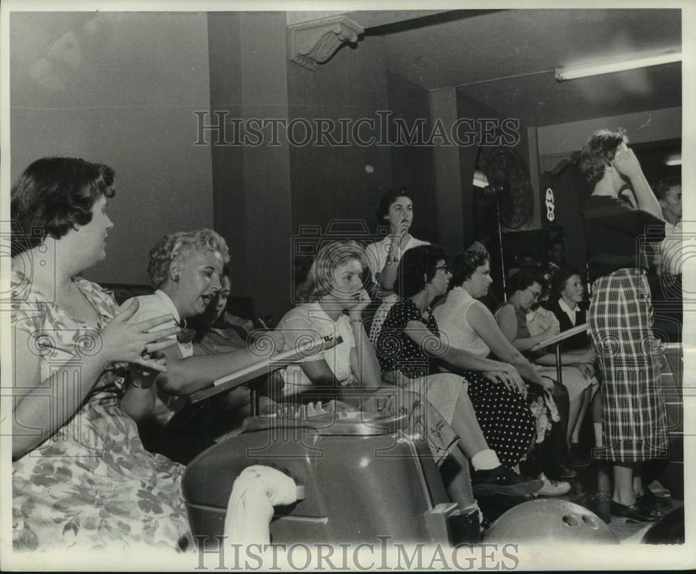 1958 Press Photo Ladies showing mixed emotions during their bowling league- Historic Images