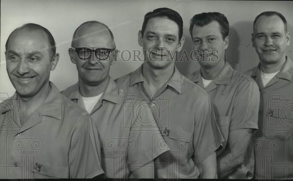 1966 Press Photo Lino-Medics bowling team members sweep The Journal 860 league - Historic Images