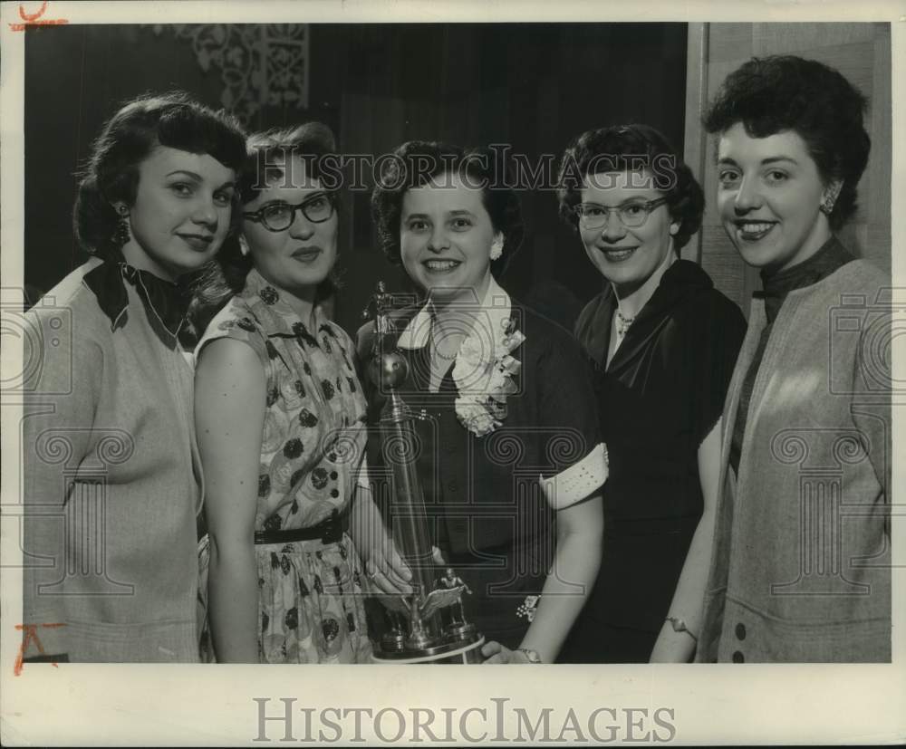 1954 Milwaukee Journal&#39;s Women&#39;s bowling team, the Newsettes - Historic Images